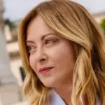 Giorgia Meloni, Repubblica's latest jab: "Why it's not the time for her to quit smoking" | Libero Quotidiano.it