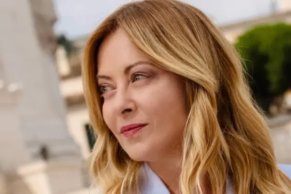 Giorgia Meloni, Repubblica's latest jab: "Why it's not the time for her to quit smoking" | Libero Quotidiano.it