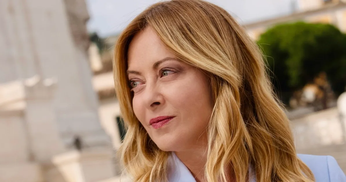 Giorgia Meloni, Repubblica's latest jab: "Why it's not the time for her to quit smoking" | Libero Quotidiano.it