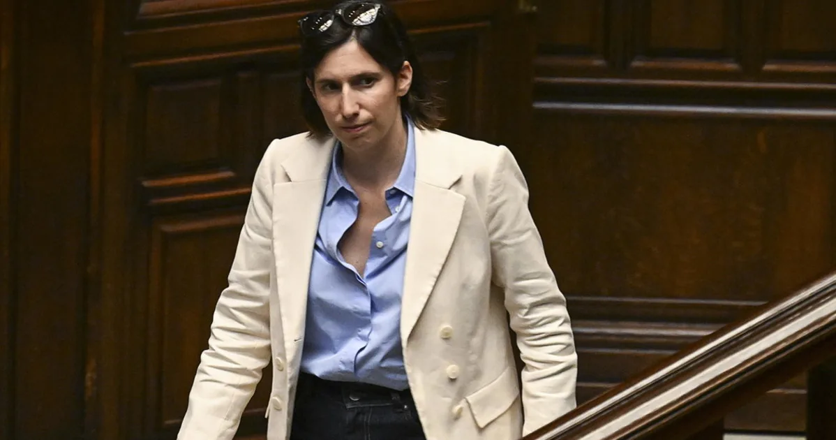 Schlein and the interview, "you know it brings bad luck?": buzz, a sensational precedent | Libero Quotidiano.it