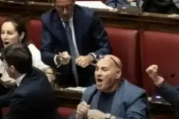Electoral law, government in trouble? Watch out for Fassino: the sensational photo of the Pd benches | Libero Quotidiano.it