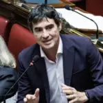 Nicola Fratoianni to the rich: "Ask to self-tax" | Libero Quotidiano.it