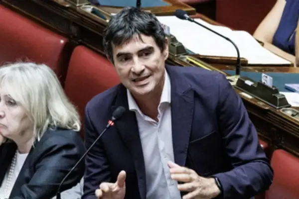 Nicola Fratoianni to the rich: "Ask to self-tax" | Libero Quotidiano.it