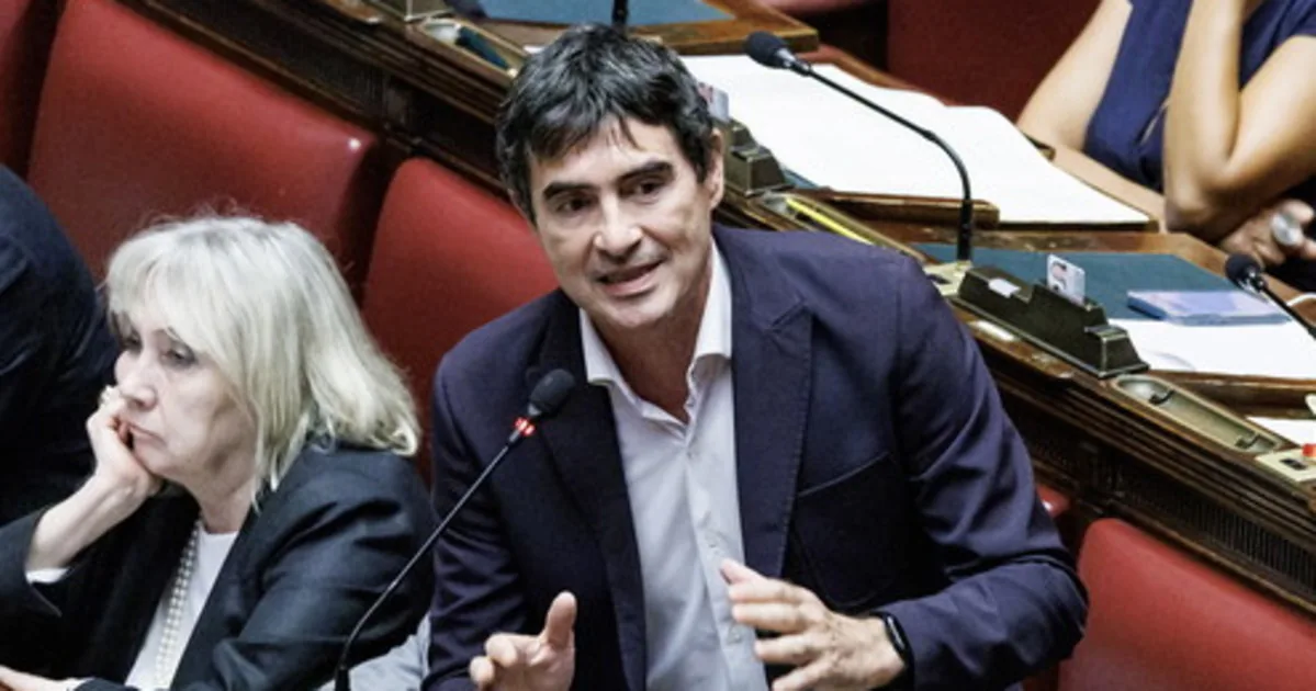 Nicola Fratoianni to the rich: "Ask to self-tax" | Libero Quotidiano.it