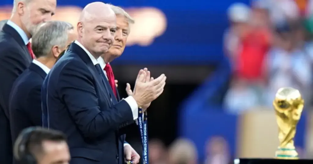 Infantino, the latest madness: to whom he wants to sell the World Cup. The revolt breaks out, a dramatic scenario | Libero Quotidiano.it