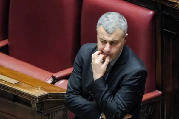 Pd, ties with the Camorra: earthquake in Campania, who is expelled from the party | Libero Quotidiano.it