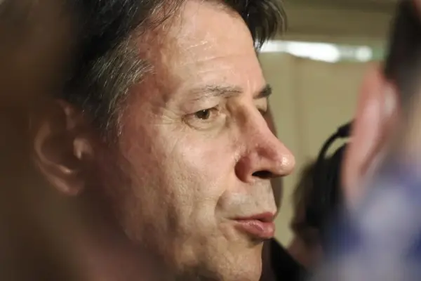 Giuseppe Conte, protest at Sant'Anna di Stazzema: "We don't want him to speak" | Libero Quotidiano.it
