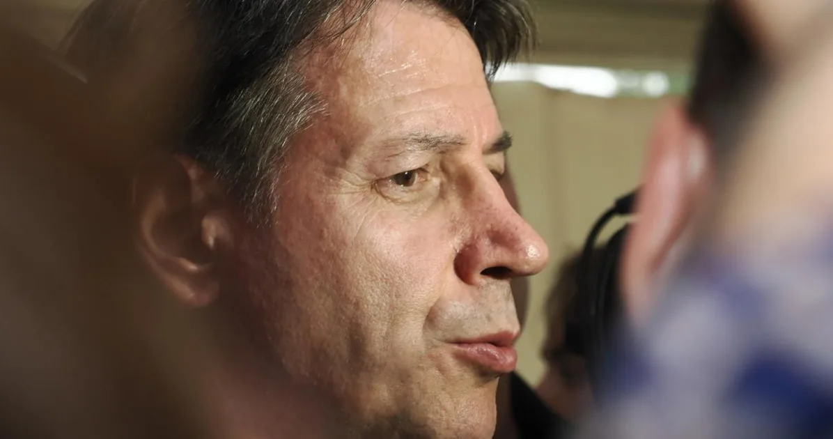 Giuseppe Conte, protest at Sant'Anna di Stazzema: "We don't want him to speak" | Libero Quotidiano.it