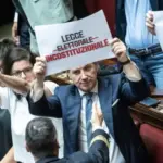 Giovanni Donzelli freezes Conte in Transatlantico: "If you are jealous..." | Libero Quotidiano.it