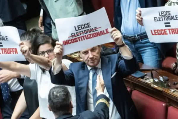 Giovanni Donzelli freezes Conte in Transatlantico: "If you are jealous..." | Libero Quotidiano.it