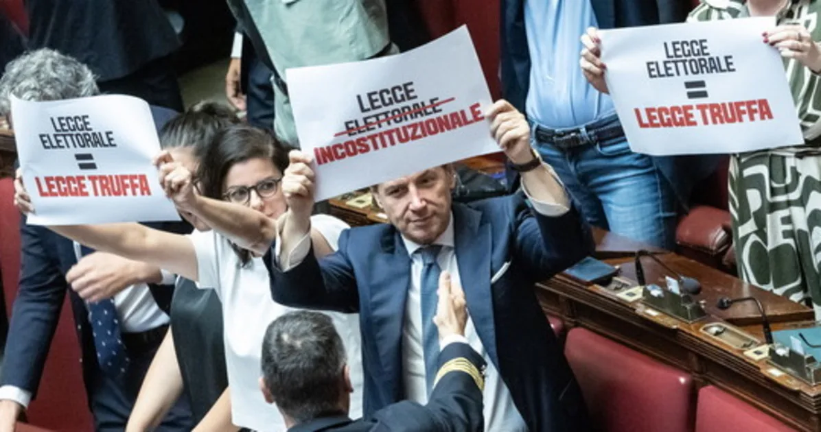Giovanni Donzelli freezes Conte in Transatlantico: "If you are jealous..." | Libero Quotidiano.it