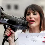 Mario Roggero, Stefania Caiafa alone in the square: ends in insults | Libero Quotidiano.it