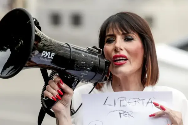 Mario Roggero, Stefania Caiafa alone in the square: ends in insults | Libero Quotidiano.it