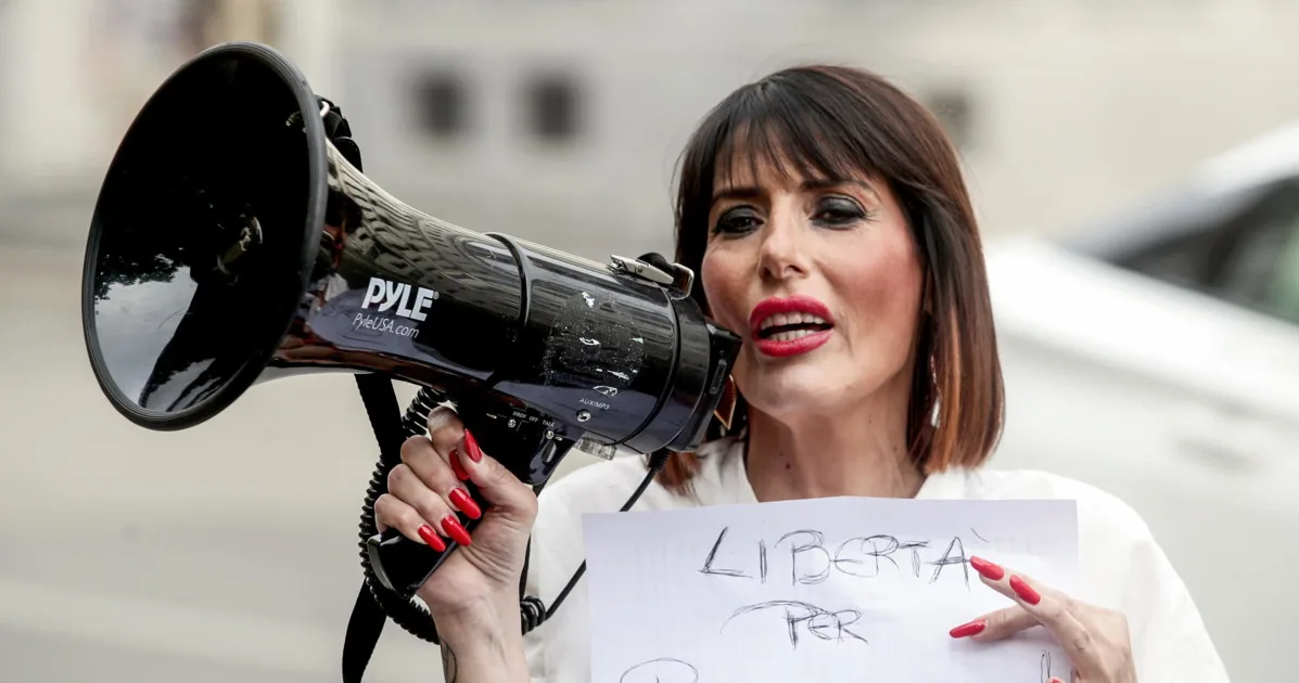Mario Roggero, Stefania Caiafa alone in the square: ends in insults | Libero Quotidiano.it