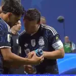 England-Argentina, Leo Messi's clever move: the water bottle with penalty kick instructions | Libero Quotidiano.it