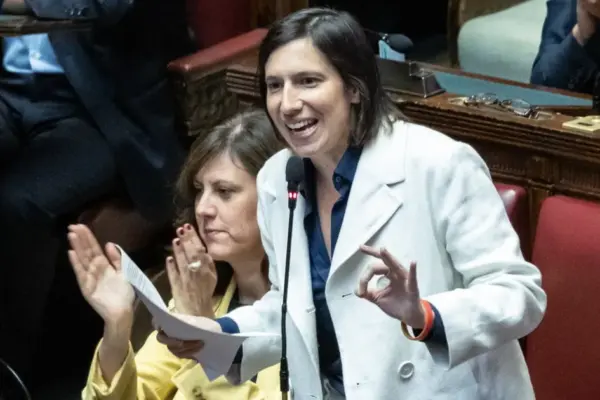 Pacini and the "rifles against the fascists"? Elly Schlein in a spin: only after three days... | Libero Quotidiano.it