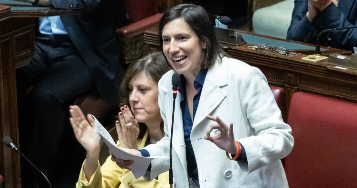 Pacini and the "rifles against the fascists"? Elly Schlein in a spin: only after three days... | Libero Quotidiano.it