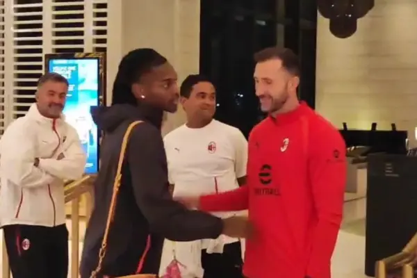 Milan, Leao's return: hug with Amorim (and that phrase...) | Libero Quotidiano.it