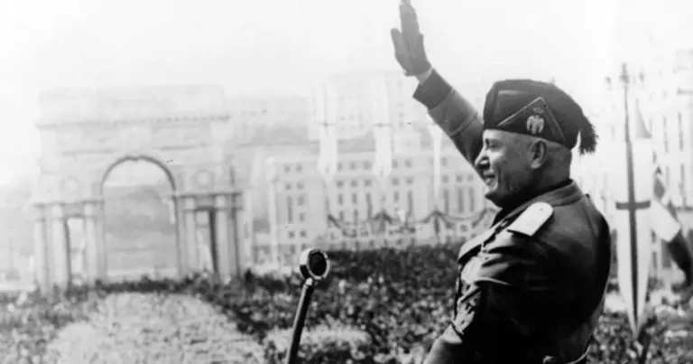 Pd at school from the Duce: “Do as Mussolini, look at his shoulders” | Libero Quotidiano.it