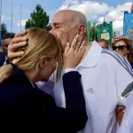Meloni at Amatrice and the photo with a victim's family member: gratuitous insults | Libero Quotidiano.it