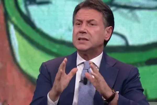 DiMartedì, Conte loses face over Meloni: "No one so inept and incapable" | Libero Quotidiano.it
