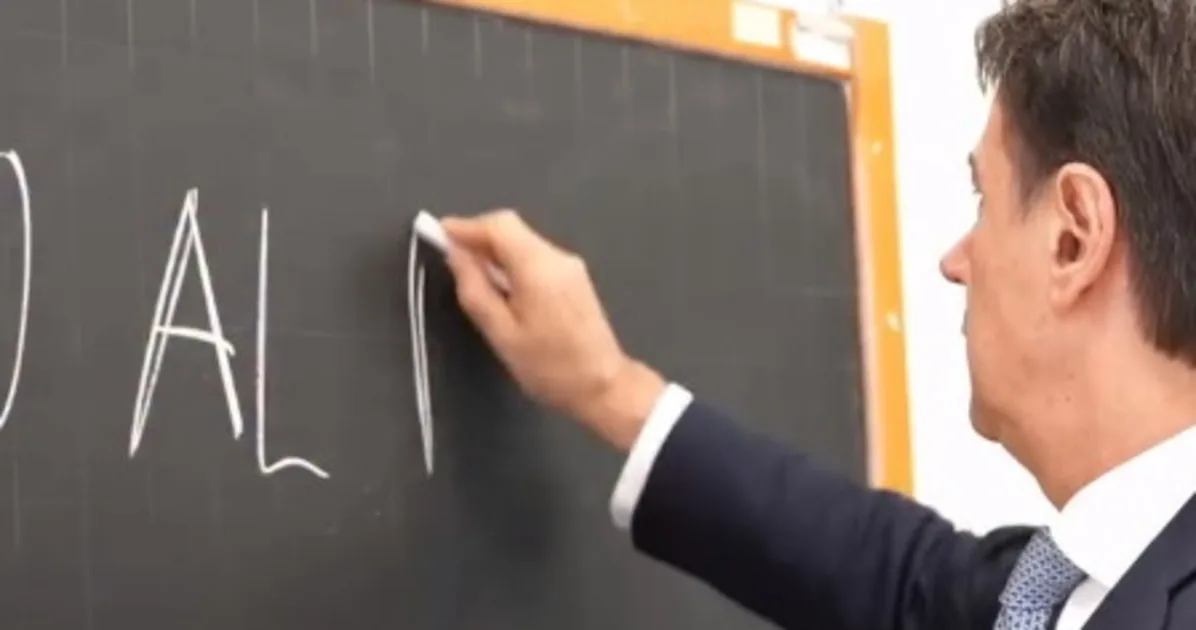 Giuseppe Conte, ignorance at school: sensational spelling mistake on the blackboard | Libero Quotidiano.it