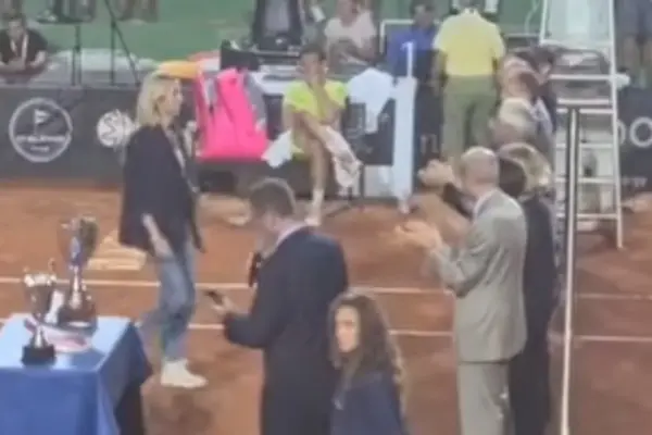 Silvia Salis overwhelmed by whistles in her Genoa: the toughest moment | Libero Quotidiano.it