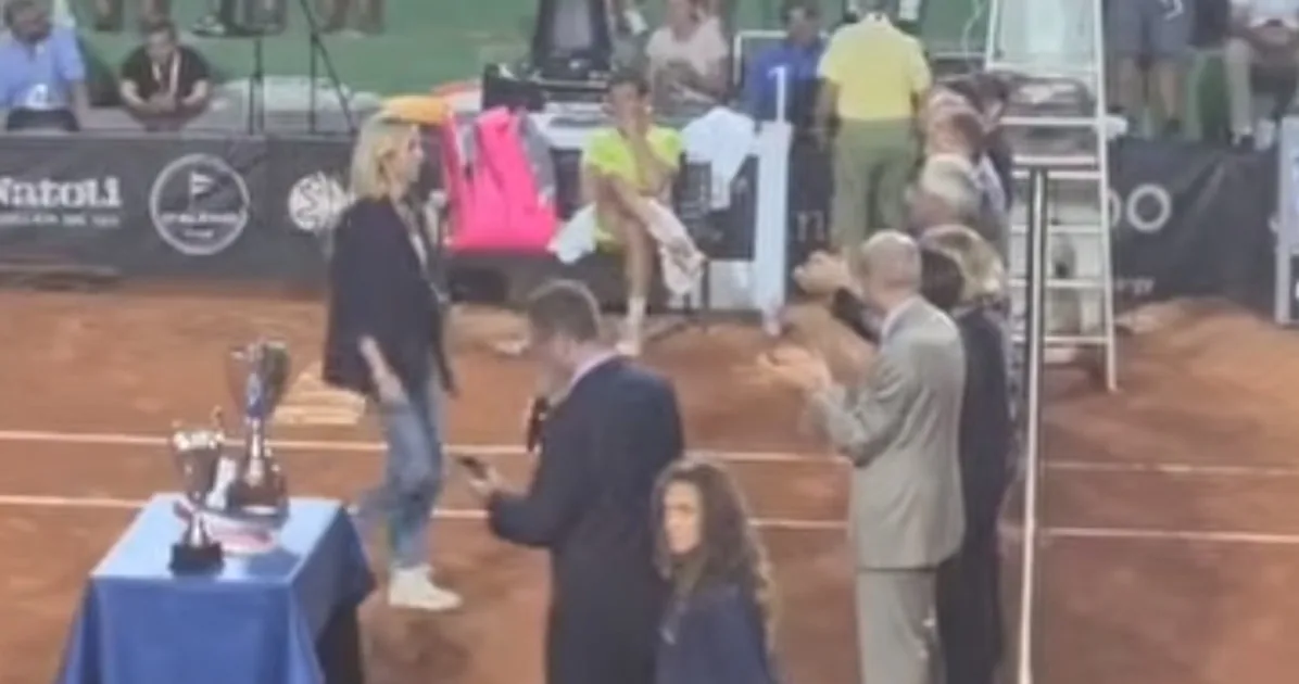 Silvia Salis overwhelmed by whistles in her Genoa: the toughest moment | Libero Quotidiano.it
