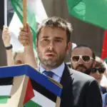 Alessandro Di Battista, the appeal of the Schierarsi association: "Do not come to Gemelli" | Libero Quotidiano.it