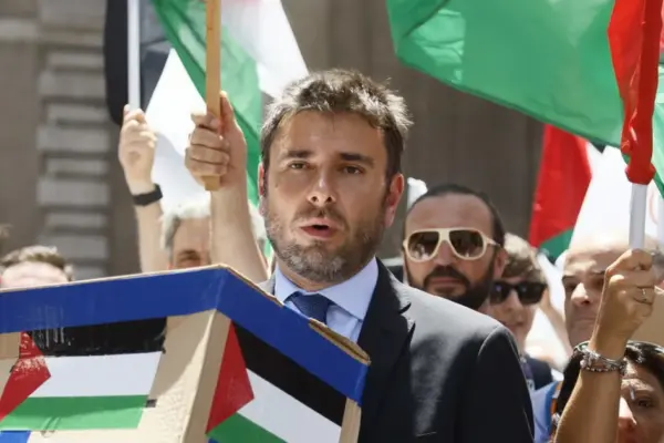 Alessandro Di Battista, the appeal of the Schierarsi association: "Do not come to Gemelli" | Libero Quotidiano.it