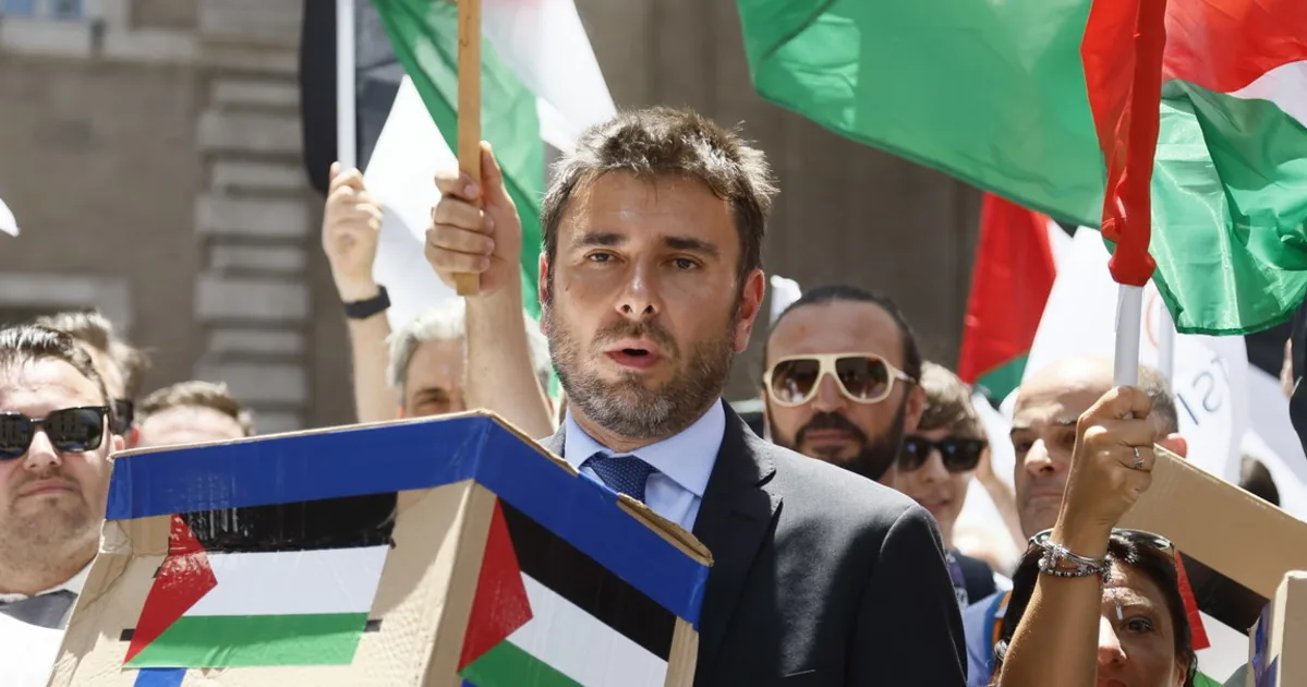 Alessandro Di Battista, the appeal of the Schierarsi association: "Do not come to Gemelli" | Libero Quotidiano.it