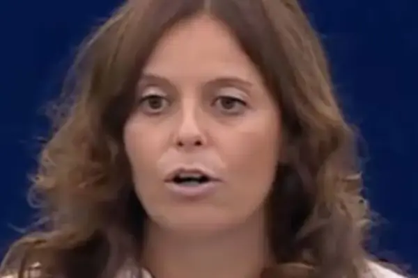 Ilaria Salis humiliated in the European Parliament: "So Sicily is not Italian?" | Libero Quotidiano.it