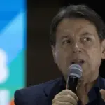 Giuseppe Conte out of control pulls Mattarella's jacket | Libero Quotidiano.it