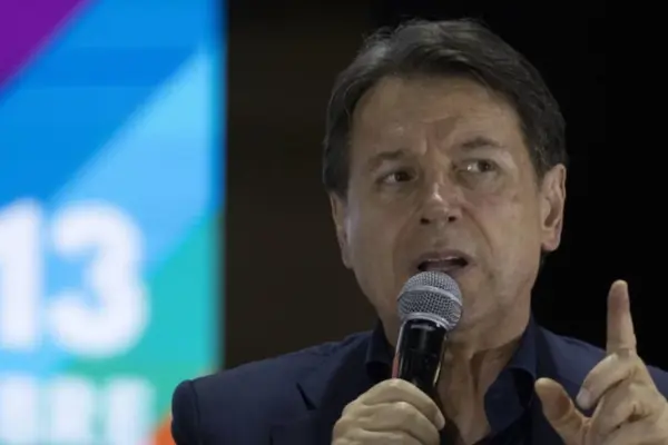 Giuseppe Conte out of control pulls Mattarella's jacket | Libero Quotidiano.it