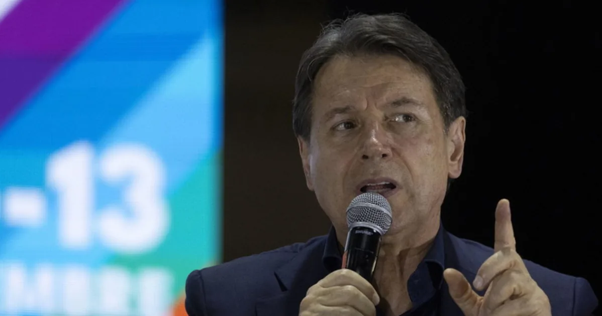 Giuseppe Conte out of control pulls Mattarella's jacket | Libero Quotidiano.it
