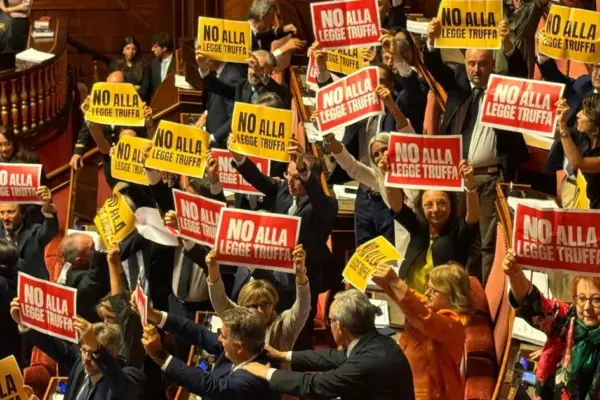 Electoral law, ok in the Senate. Clownish left in the Chamber: what they displayed | Libero Quotidiano.it
