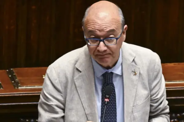 Giuseppe Valditara, horror at the Ministry: an envelope with a bullet delivered | Libero Quotidiano.it
