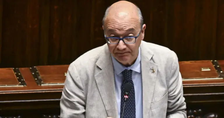 Giuseppe Valditara, horror at the Ministry: an envelope with a bullet delivered | Libero Quotidiano.it