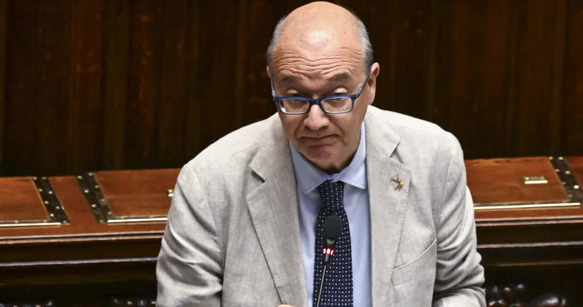 Giuseppe Valditara, horror at the Ministry: an envelope with a bullet delivered | Libero Quotidiano.it