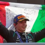 Kimi Antonelli cries on the podium, waves the Tricolor and reveals a backstage story | Libero Quotidiano.it