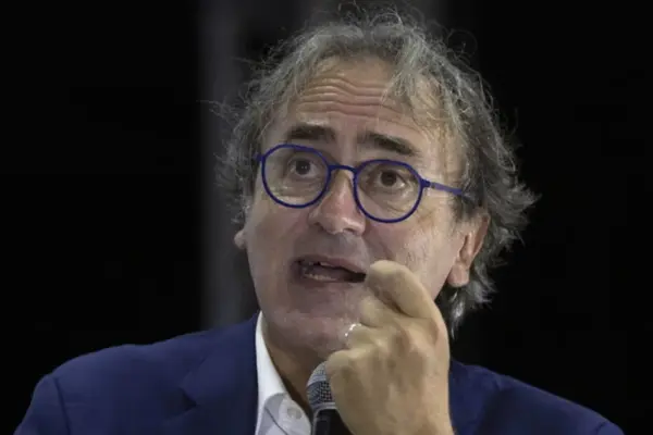 Car tax, Meloni's move drives Angelo Bonelli crazy: "Cetto La Qualunque" | Libero Quotidiano.it