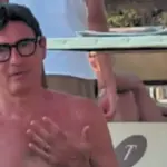 Fratoianni's holidays: Tesla, sea and bubbles | Libero Quotidiano.it