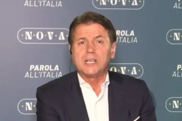 Giuseppe Conte, cosmic dance live on TV: "What am I afraid of", chill in the studio | Libero Quotidiano.it