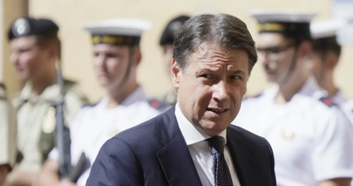 The hornet Giuseppe Conte | Libero Quotidiano.it